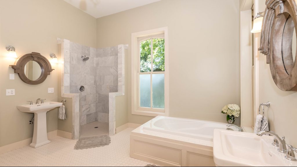 La modernisation des salles de bains permet d'éviter les glissades dans la douche