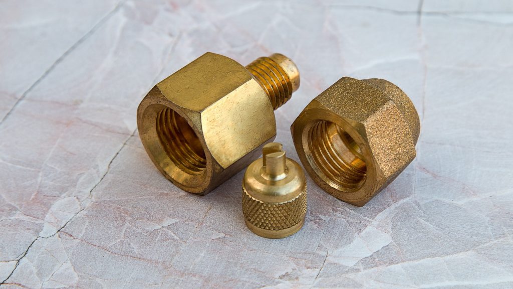 Utiliser des raccords instantanés pour réparer les tuyaux sans les souder